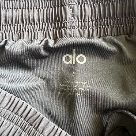 ALO Yoga Women's Athletic Black Shorts Size Medium - Picture 8 of 8